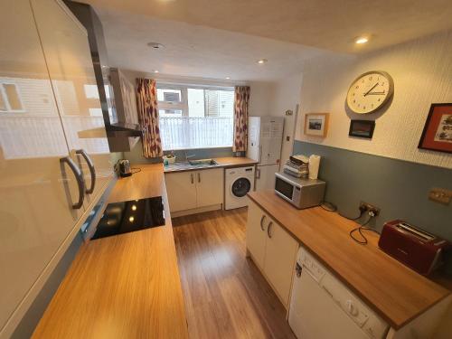 拉姆拉什Eilean View的厨房配有柜台和墙上的时钟