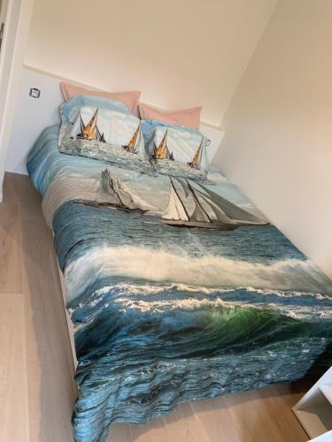 东代恩凯尔克Pluk de dag的卧室在床上画了小船