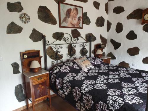 克鲁兹·德·特赫达Casa Canaria Tejeda的一间卧室配有一张带黑白色棉被的床
