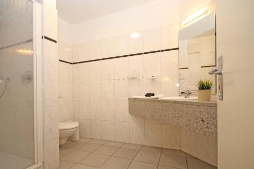 奥斯赛拜-屈隆斯博恩Haus-Ostseewelle-Wohnung-5-411的一间带水槽和卫生间的浴室