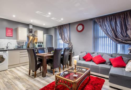 达灵顿Darlington Town Centre Apartments free parking and Wi-Fi的带沙发和桌子的客厅以及厨房。