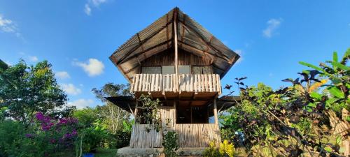 Palmar NorteLa Muñequita Lodge 1 - culture & nature experience的花园中的一个树屋