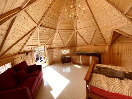 KintoreWoodland Lodge Mither Tap的阁楼间配有沙发和吊灯。