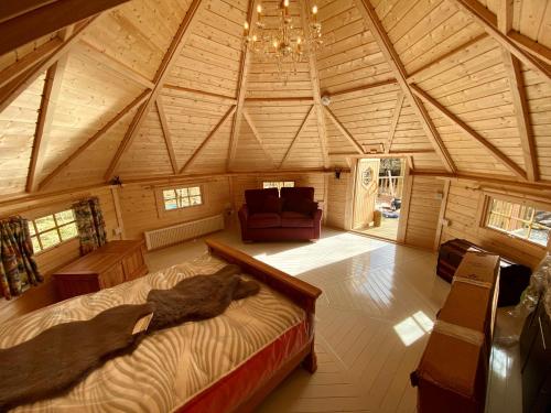 KintoreWoodland Lodge Mither Tap的一间大房间,在小屋里配有一张床和一张沙发