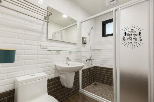 马公岛屿角落民宿的白色的浴室设有卫生间和水槽。