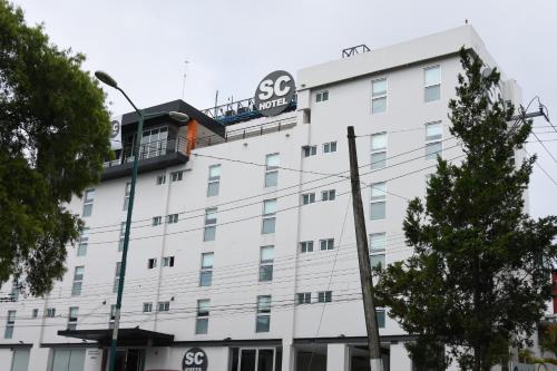 贾拉普SC HOTEL的白色的建筑,上面有标志