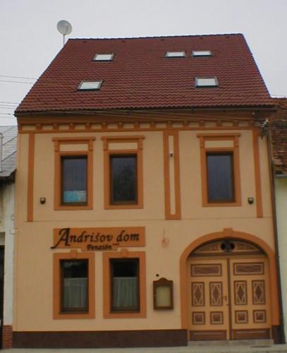 TvarožnáAndrišov dom penzion的一座建筑,屋顶为棕色,门为一扇