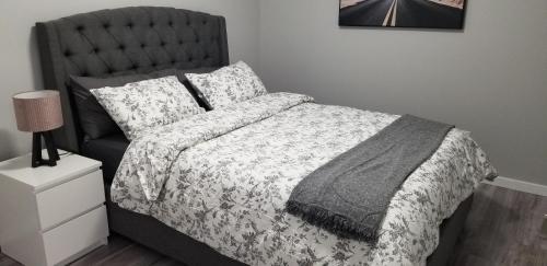 Luxurious 2 bedroom basement suite客房内的一张或多张床位