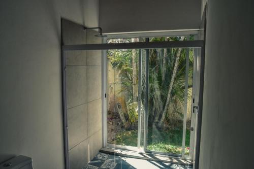 阿吉吉克Quinta Los Caballos的浴室的窗户享有庭院的景致