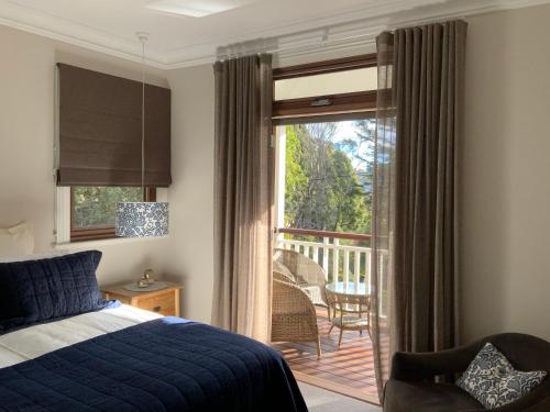 卢拉La Casétta的一间卧室设有一张床和一个滑动玻璃门