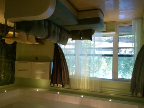 纳尔瓦约埃苏瓦伦蒂娜帕思奈特酒店的卧室设有窗户、床和水槽