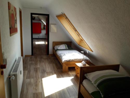门兴格拉德巴赫Monteurwohnungen Lerch Santos的一间带两张床的小卧室和楼梯