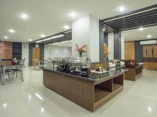 清迈Pangviman Place Resotel SHA Plus的一间在大房间提供自助餐的餐厅