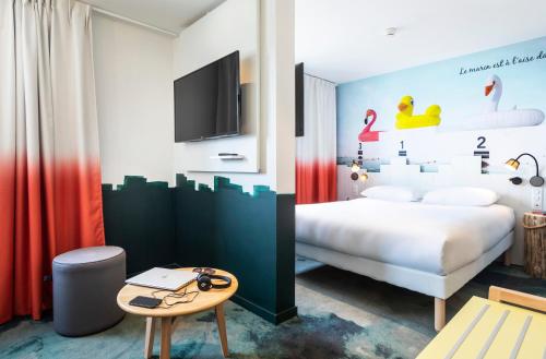 ibis Styles Thonon-les-Bains客房内的一张或多张床位