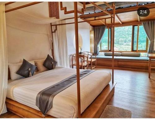 Ban Rak Thai李万尼卢克泰度假酒店的一间卧室,卧室内配有一张天蓬床