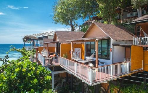 丽贝岛查丽娜山海滩度假酒店的海边一排房子