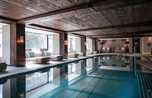 采尔马特艾尔畔霍夫健康酒店的一座带木制天花板的室内游泳池