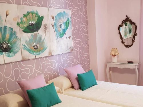 加的斯APARTAMENTO CORTADURA BEACH的一间卧室配有一张床和一张带枕头的沙发。
