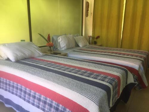 La AbuelaVillas Casa Carlos的两张睡床彼此相邻,位于一个房间里