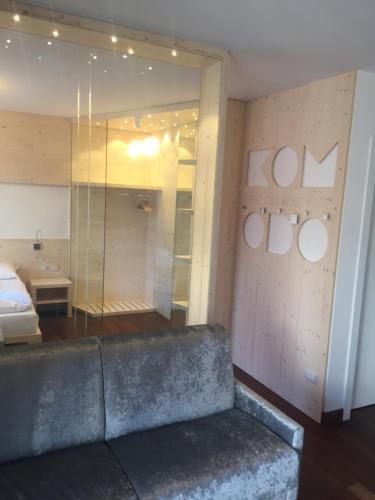 特伦托Komodo short stay apartments的客厅配有沙发和1张床