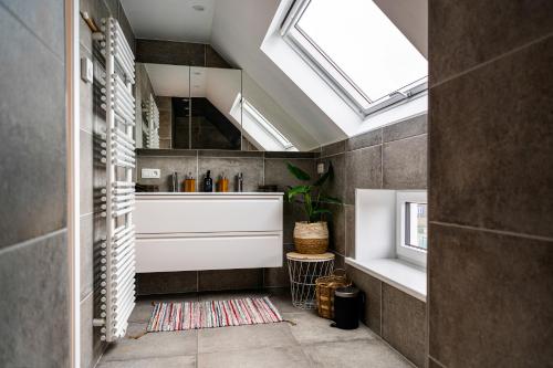 布列登Harbourskitchenhouse@sea的带浴缸和天窗的浴室。