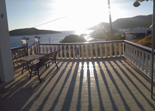 利普西岛Hotel Glaros Lipsi的阳台设有长凳,享有海景。