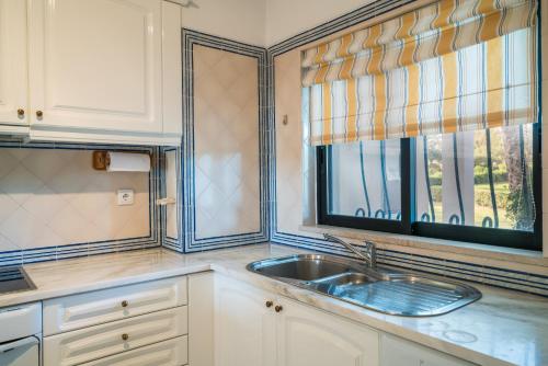 阿尔沃尔Alto Golf Sea Oceanview的厨房设有水槽和窗户。