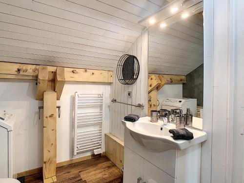 帕西Mont Étape , F2, 42 m2, Calme, Vue Mt Blanc的一间带水槽和镜子的浴室