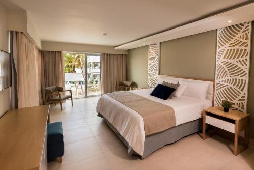 海滨之家海滩及礁石全包度假村客房内的一张或多张床位
