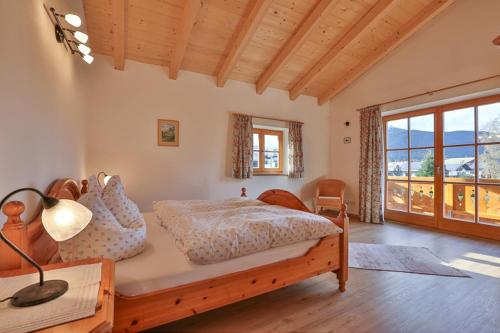 柯尼希斯湖畔舍瑙Ferienhaus Zechmeister的一间卧室设有一张床和一个大窗户