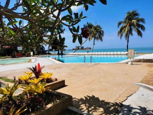Kampong BaharuTanjung Tuan Beach Regency - Hermis Theme的一座背景海洋的游泳池