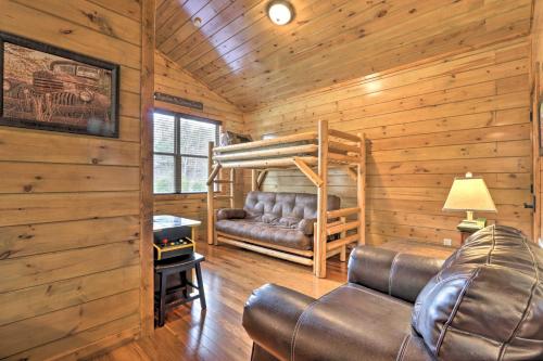 鸽子谷Rustic Pigeon Forge Cabin with Hot Tub Near Town!的小木屋客厅配有沙发和双层床