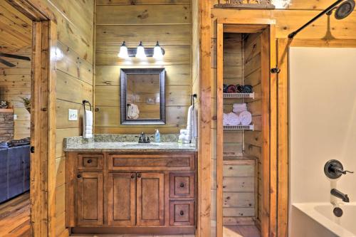 鸽子谷Rustic Pigeon Forge Cabin with Hot Tub Near Town!的相册照片