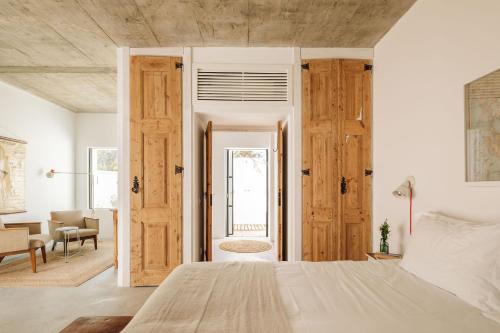 AlvisquerHospedaria的一间卧室设有一张大床和木门