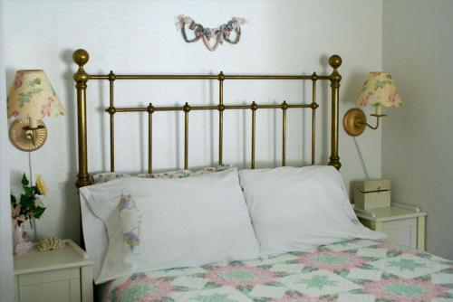 卡利斯托加Trailside Inn Bed and Breakfast的一间卧室配有一张带2个床头柜和2盏灯的床。