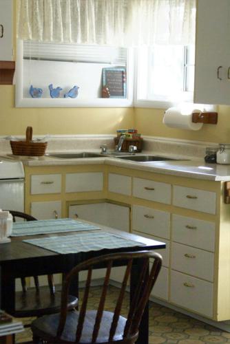 卡利斯托加Trailside Inn Bed and Breakfast的厨房配有桌子、水槽和桌椅