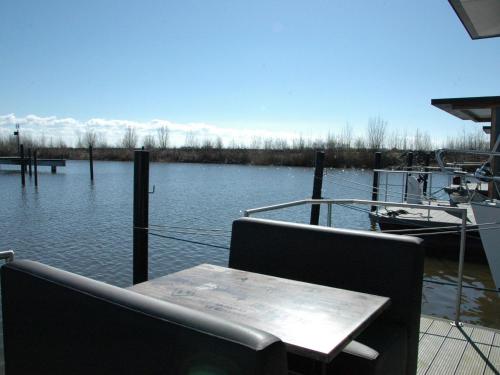 福伦丹Beautiful Houseboat in the harbour of Volendam near Centre的船上的桌椅