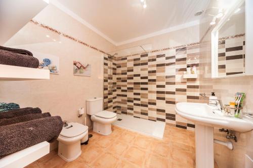 卡门港Luxury Diving Apartment的一间带卫生间和水槽的浴室