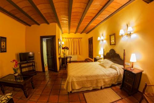 Casas de los Pinos博得加拉文塔酒店的一间卧室配有一张床和一台电视。