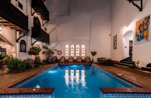 桑给巴尔德豪皇宫酒店的一座教堂内的游泳池