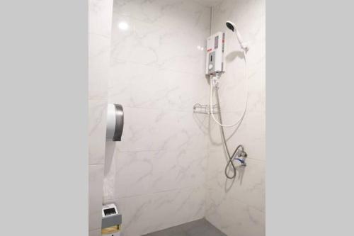 合艾Khoksametchun Hostel Plus的带淋浴的浴室,拥有白色的大理石墙壁