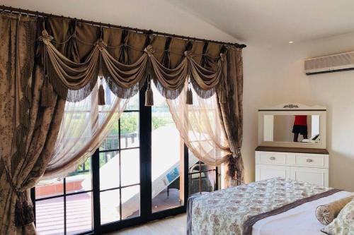 贝莱克Fun&Sun Luxury River Villa With Amazing Landscape的一间卧室设有一张床和一个大窗户