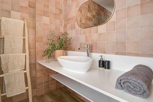 科拉雷侯Jable suites apartamentos de lujo en el centro的浴室设有白色水槽和镜子