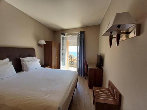 博索莱伊卡比特勒酒店的一间卧室设有一张大床和一个窗户。