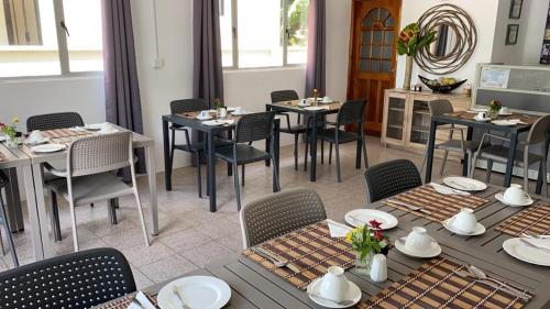 大安塞Hotel Plein Soleil的一间用餐室,内设桌椅
