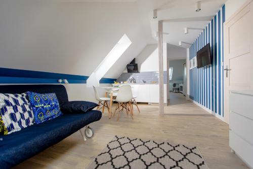 尼彻兹Apartamenty Pomona的客厅配有蓝色的沙发和桌子