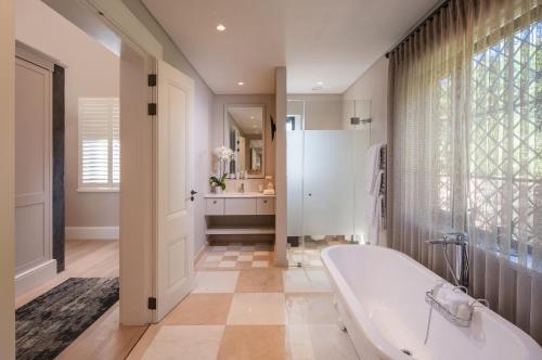 弗朗斯胡克Leeu Estates的带浴缸和盥洗盆的大浴室
