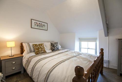 纳伯斯Ashgrove Farm - 1 Bedroom Apartment - Llawhaden - Narberth的一间卧室配有一张床和一张桌子上的台灯