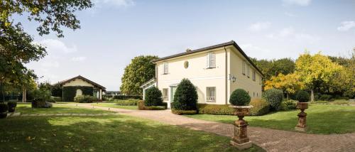 法恩莎Villa Abbondanzi Resort的一座带庭院的大型白色房屋