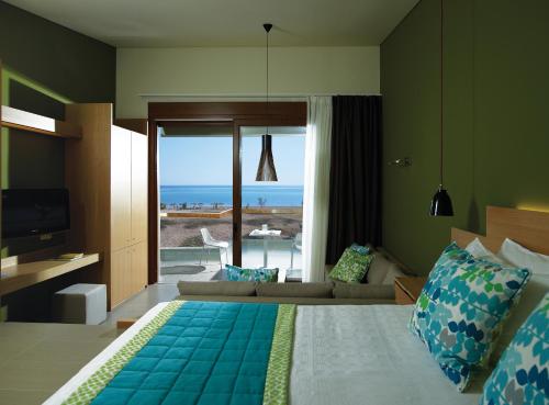 阿亚安娜Thalatta Seaside Hotel的一间卧室设有一张床,享有海景